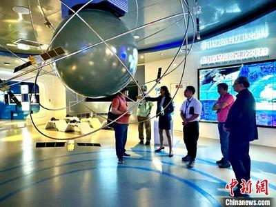 從手工銅燈到北斗衛(wèi)星 巴基斯坦媒體人在新疆見(jiàn)證絲路之“變”